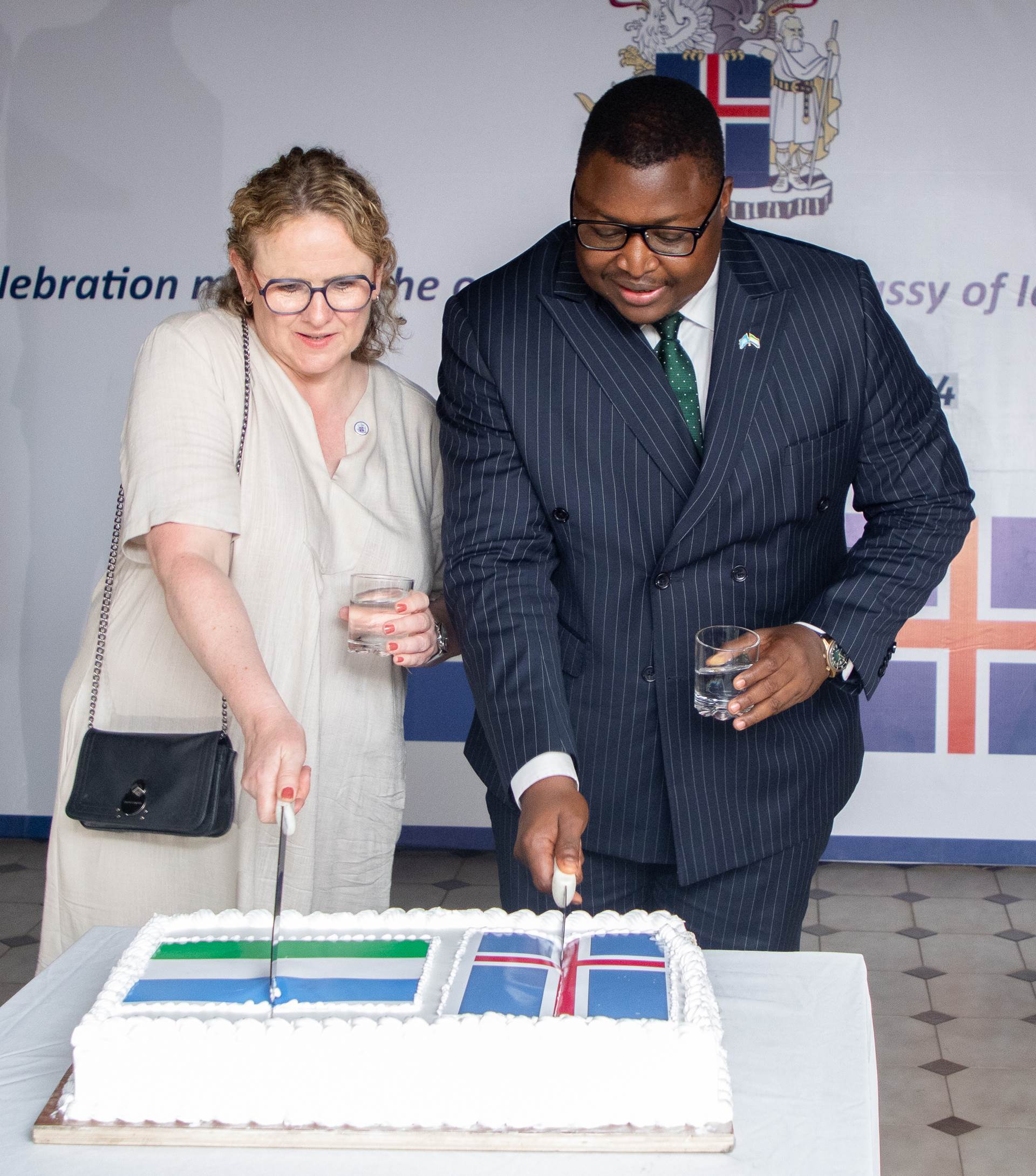 Elín R. Sigurðardóttir, Director General at the Directorate for International Development Cooperation, and Timothy M. Kabba, Minister of Foreign Affairs and International Cooperation of Sierra Leone, marked the occasion by cutting a cake with Iceland's and Sierra Leone's national flags. - mynd