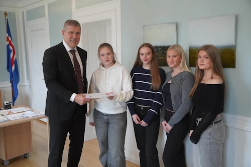 Bjarni Benediktsson forsætisráðherra og fulltrúar átaksins, frá vinstri: Valdís Eva Eiríksdóttir, Hrefna Dís Héðinsdóttir, Karen Birna Einarsdóttir Stephensen og Tinna Sigríður Helgadóttir. 