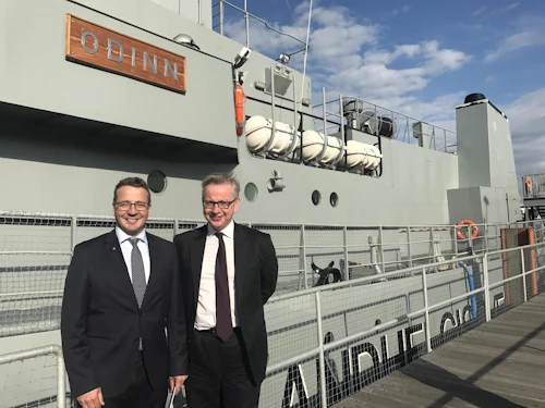 Guðlaugur Þór og Michael Gove við varðskipið Óðinn