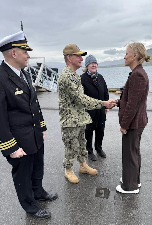 Eric McCay, skipstjóri USS Newport News, Stuart B. Munsch, aðmíráll í bandaríska sjóhernum, Þorgerður Katrín Gunnarsdóttir, utanríkisráðherra, og Erin Sawyer, starfandi sendiherra Bandaríkjanna á Íslandi, á Grundartanga í dag.