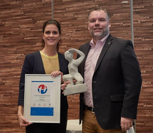 Þórdís Kolbrún R. Gylfadóttir, ferðamála-, iðnaðar- og nýsköpunarráðherra veitir Guðmundi Fertram Sigurjónssyni Nýsköpunarverðlaun Íslands 2018