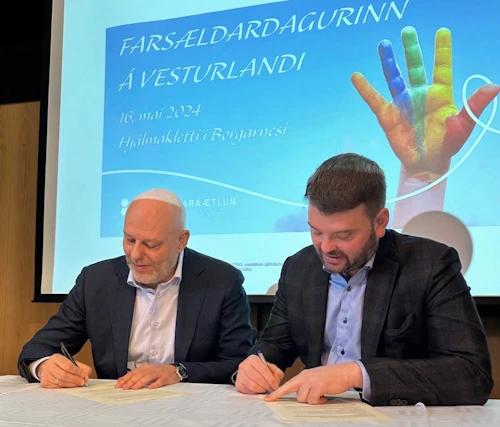 Páll Snævar Brynjarsson, framkvæmdastjóri Samtaka sveitarfélaga á Vesturlandi, og Ásmundur Einar Daðason, mennta- og barnamálaráðherra, undirrita samning um svæðisbundið farsældarráð á Farsældardeginum á Vesturlandi í gær