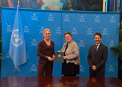 Utanríkisráðherra afhendir Elinor Hammarskjöld, aðstoðarframkvæmdastjóra Sameinuðu þjóðanna fyrir lagaleg efni, aðildarskjöl Íslands að Vínarsamningnum. 