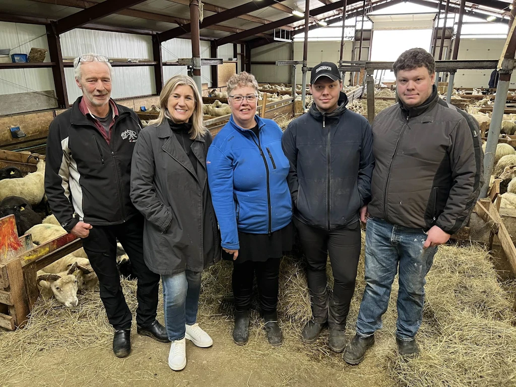 Atvinnuvegaráðherra ásamt bændum á Hofteigi í á Jökuldal, þeim  Benedikt Arnórssyni og Guðrúnu Agnarsdóttur ásamt sonum þeirra, Magnúsi Fannari Benediktssyni og Agnari Benediktssyni.