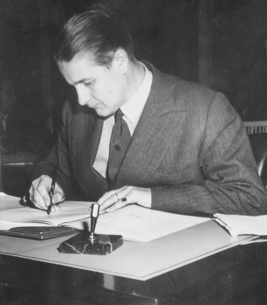 Pétur Benediktsson, sendiherra. Hann hóf störf í utanríkisráðuneyti Dana árið 1930; varð sendifulltrúi Íslands í London 1940 og jafnframt sendifulltrúi gagnvart ríkisstjórn Noregs þar. Pétur varð síðar sendiherra gagnvart þessum sömu ríkjum. Hann varð sendiherra í Moskvu 1944 og jafnframt gagnvart Frakklandi, Póllandi og Belgíu; Tékkóslóvakíu 1946; Ítalíu 1947; Sviss og Portúgal 1949 og Írlandi 1951. Hann varð fyrsti sendiherra Íslands gagnvart öllum þessum ríkjum.