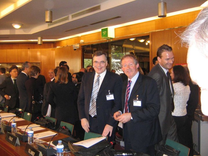 Fréttatilkynning 6/2005. Slegið á létta strengi á fjármálaráðherrafundi OECD, Geir H. Haarde fjármálaráðherra og Tom Parlon varafjármálaráðherra Írlands.