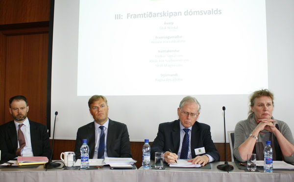Í pallborðsumræðum tóku þátt þeir Skúli Magnússon, Jónas Þór Guðmundsson og Eiríkur Tómasson og Hervör Þorvaldsdóttir hafði framsögu. Í pallborðsumræðum tóku þátt þeir Skúli Magnússon, Jónas Þór Guðmundsson og Eiríkur Tómasson og Hervör Þorvaldsdóttir hafði framsögu.