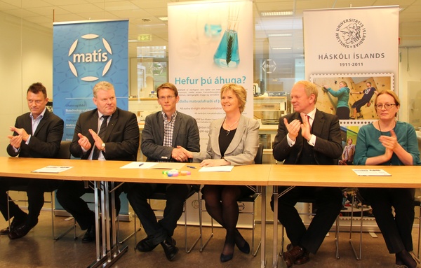 Illugi Gunnarson mennta- og menningarmálaráðherra staðfesti samning Háskóla Íslands og Matís ohf. um samstarf um rannsóknir og menntun. Illugi Gunnarson mennta- og menningarmálaráðherra staðfesti samning Háskóla Íslands og Matís ohf. um samstarf um rannsóknir og menntun.