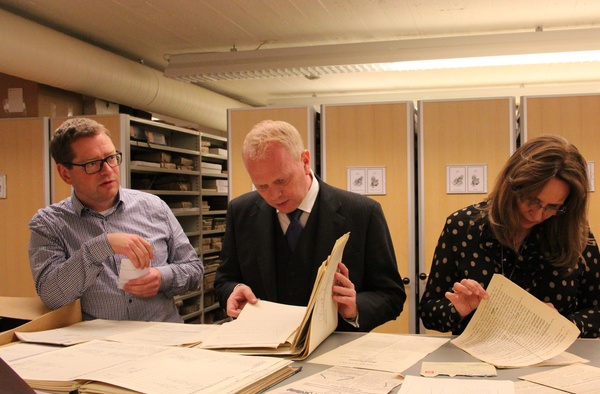 Örn Hrafnkelsson sviðstjóri, Illugi Gunnarsson ráðherra og Ásta Magnúsdóttir ráðuneytisstjóri Örn Hrafnkelsson sviðstjóri, Illugi Gunnarsson ráðherra og Ásta Magnúsdóttir ráðuneytisstjóri
